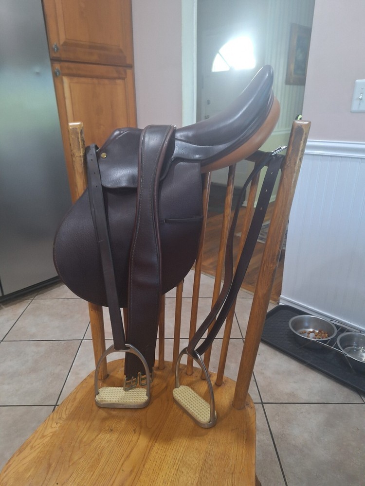 Collegiate 16.5" Saddle - Excellent Condition - with accessories