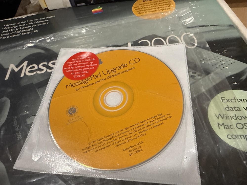 Newton/ Apple MessagePad 2000 Bundle
