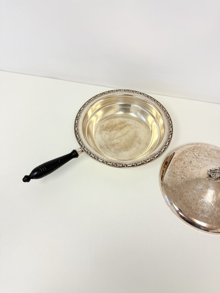 Oneida Silver plated Round Chafing Dish w/Wooden Handle Plate