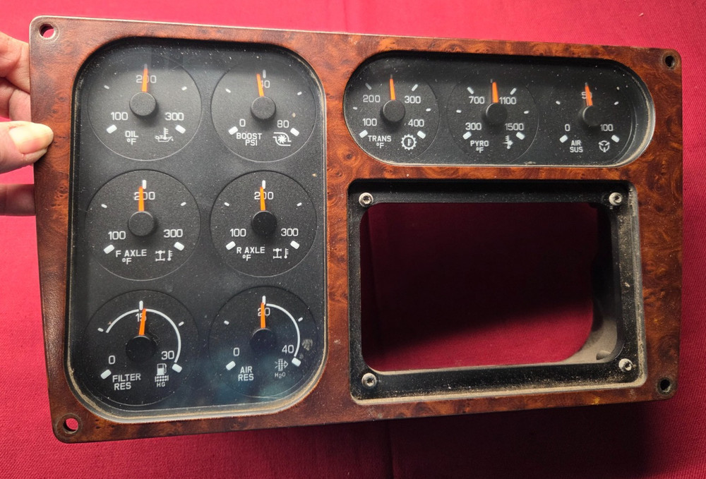 2004 KW  T2000,  GAUGE PANEL ,DASH CLUSTER ,  108403 DEFLMPOW