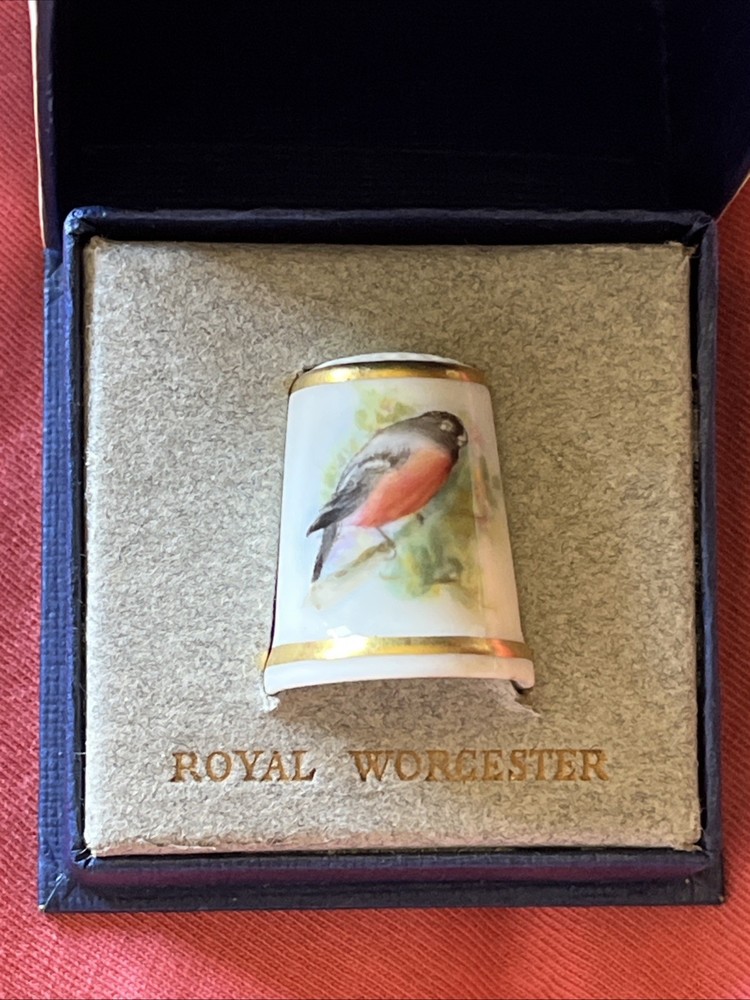 ROYAL WORCESTER THIMBLE A BEAUTIFUL BIRD STUDY THIMBLE