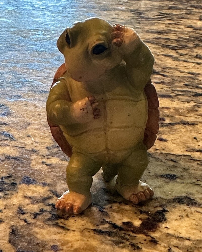 2000 W. U. I. RESIN TURTLE FIGURINE