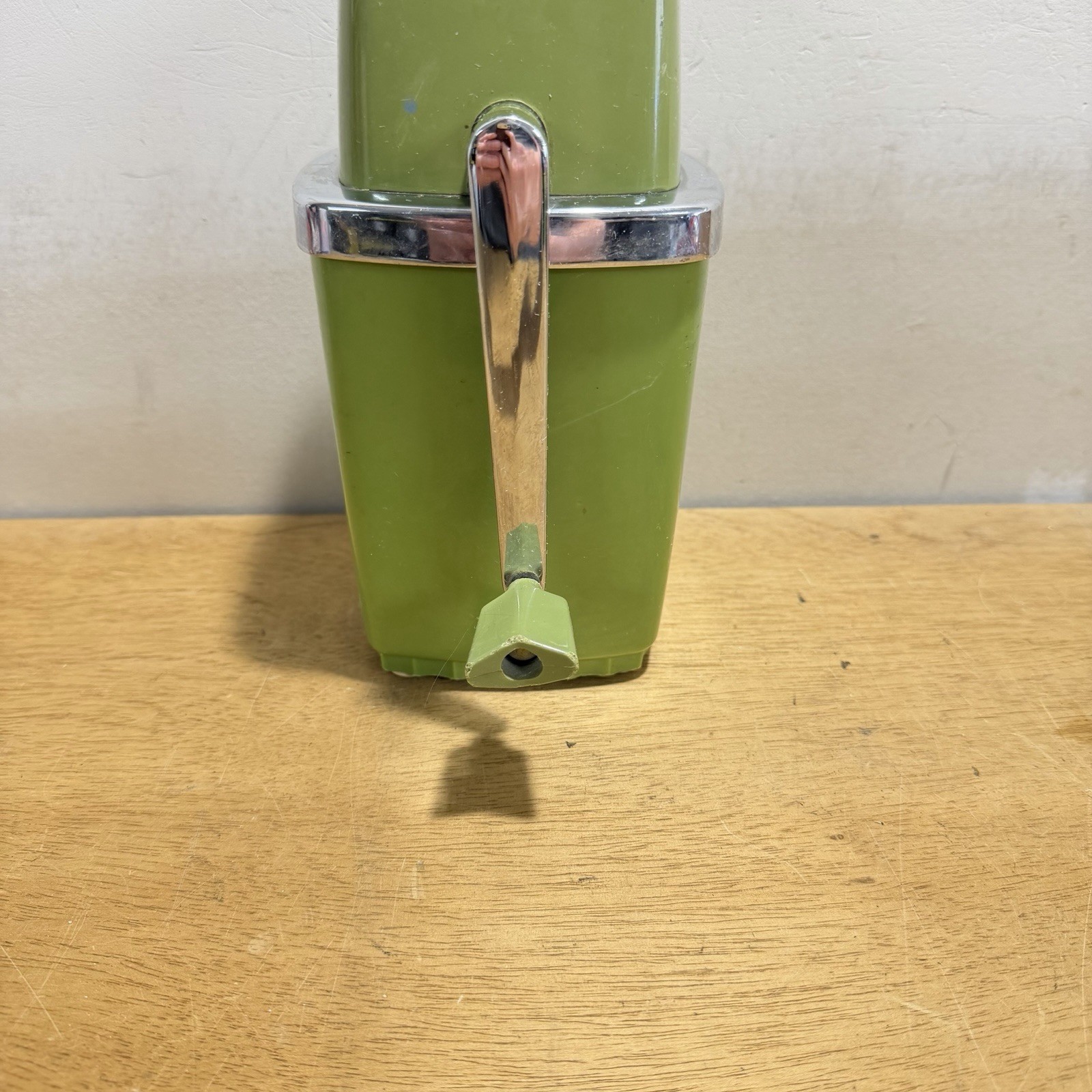 Vintage Swing Away Ice Crusher Manual Hand Crank Avocado Green Retro MCM 70s