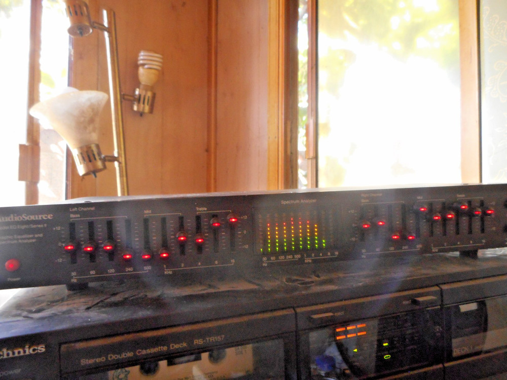 AUDIO SOURCE GRAPHIC EQUALIZER AND SPECTRUM ANALYZER MODEL EQ EIGHT SERIES II