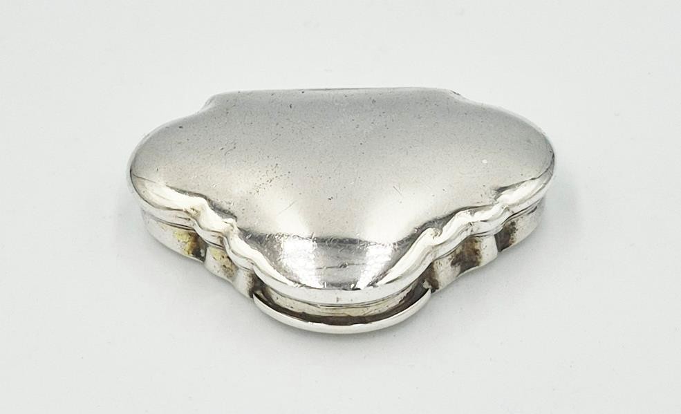 FINE 18TH CENTURY SOLID SILVER SNUFF BOX c1760