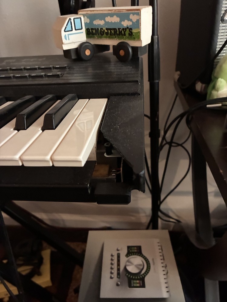 YAMAHA DX7s synthesizer keyboard