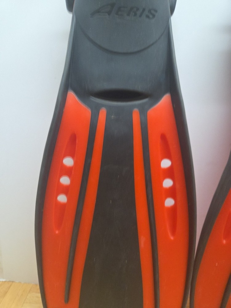 Aeris Mako Adjustable Strap Fins - Red/Black - Small