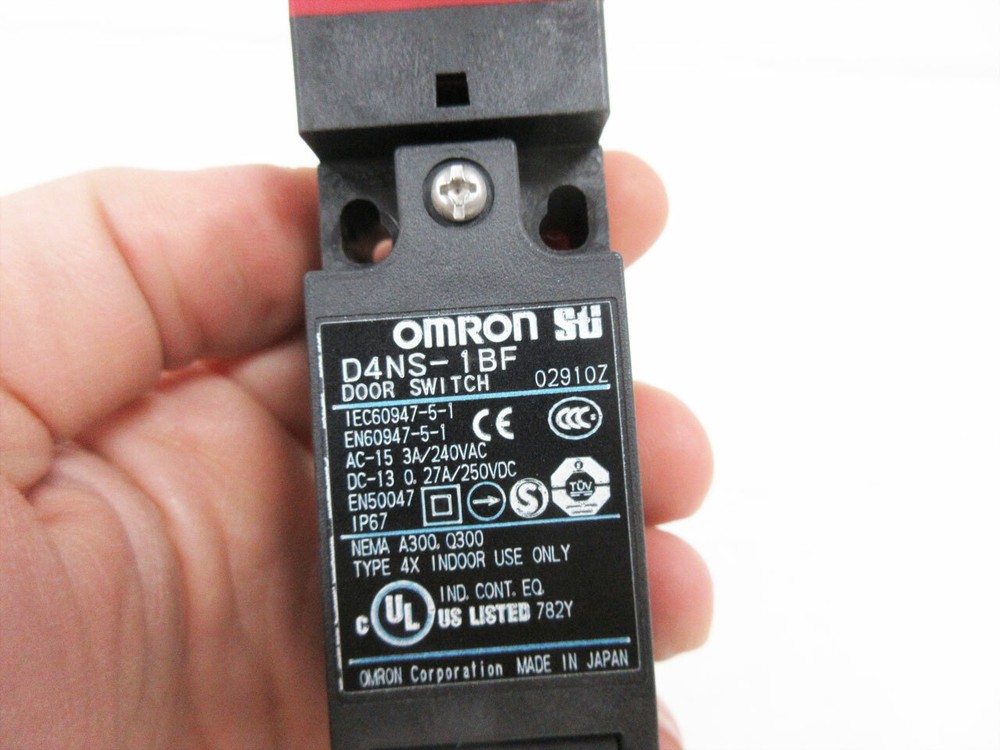 OMRON D4NS-1BF DOOR SWITCH WITH D4DS-K1 HORIZONTAL MOUNTING INTERLOCK KEY