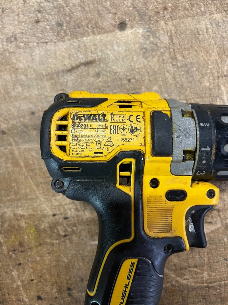 DEWALT DRILL DRIVER SET [CASE + 2 DRILLS + BATTERY + CHARGER]