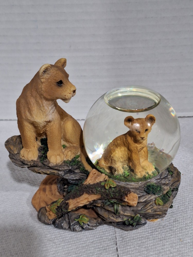 Lioness w/Cub Snow Globe