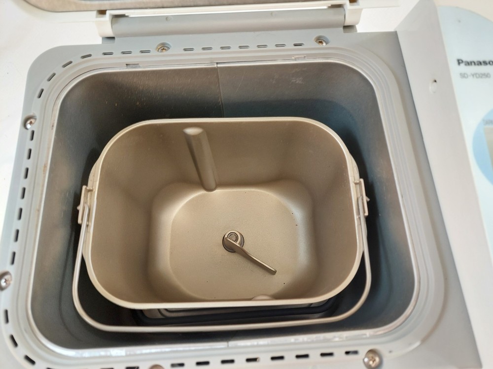Panasonic Automatic Bread Maker Machine SD-YD250 With Yeast Dispenser Working