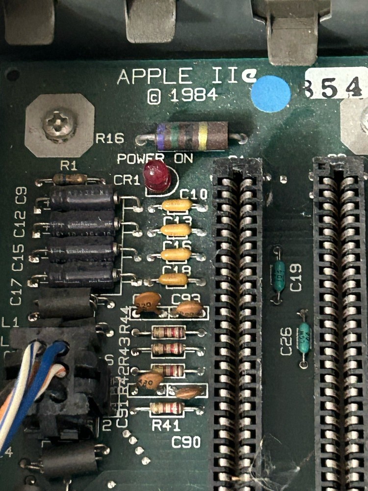 Vintage! 1984 APPLE IIe (A2S2064)COMPUTER **Powers On** Working!! Missing Keys