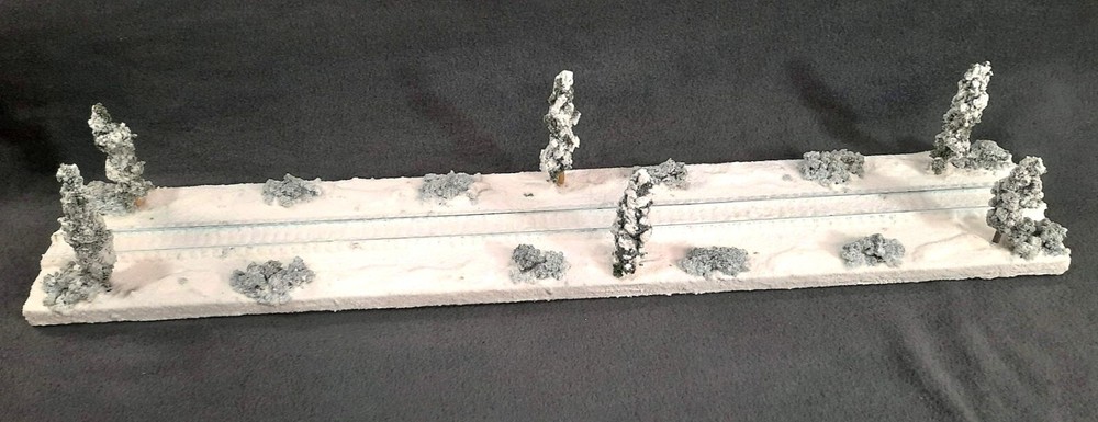 HO SCALE 24" SINGLE TRACK DIORAMA TRAIN DISPLAY -"WINTER SNOW SCENE"