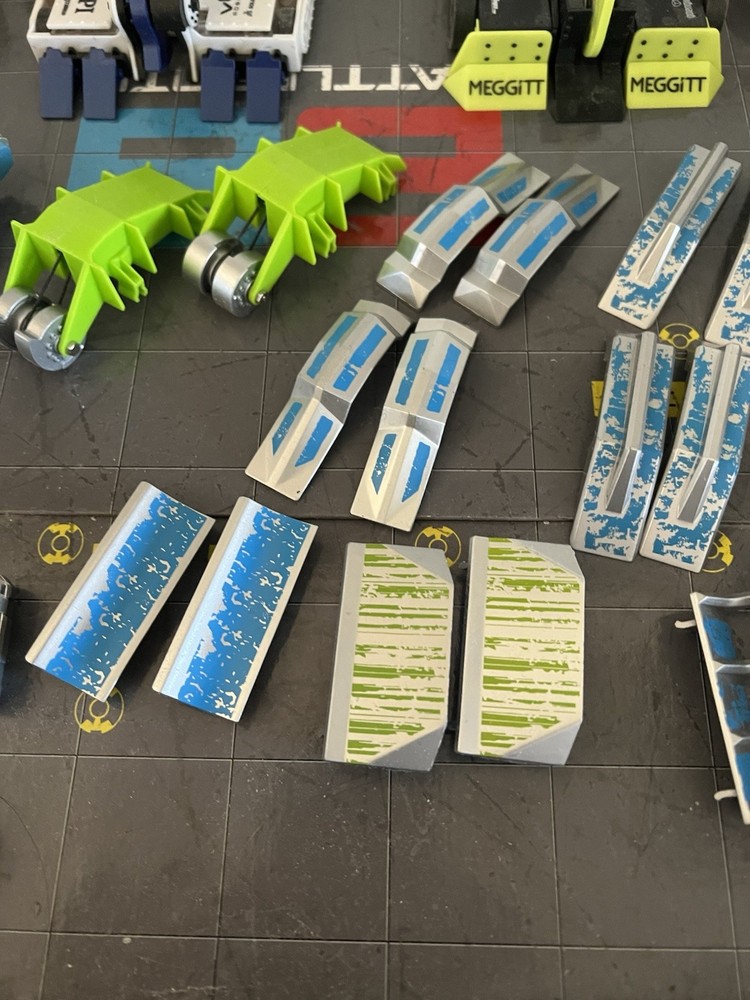 Hexbug Battle Bots Lot Pro Arena Bots Controllers Push Bots