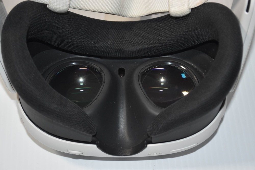 Meta Quest 3 VR Headset 128GB w/ Controllers - Working