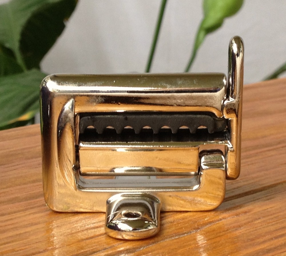 "hartmann® , PATENTED (PAT.PEND.)" chromed metal hanger bracket, 7-place insert