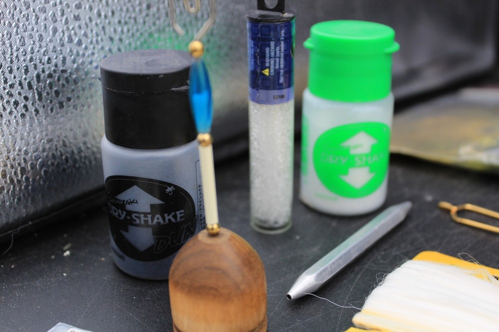 Fly Tying Kit with Tools, Materials in a Bag, Vise, Thread