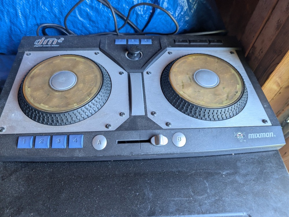 Mixman DM2 Double Deck DJ Controller Loop/Sampler Pitch 8 Pads Black/Silver