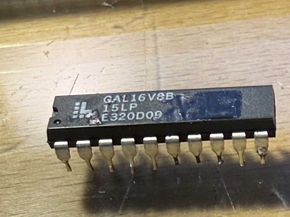 Lattice - GAL16V8B-15LP - RE-PROGRAMMABLE CPLD IC, DIP-20.