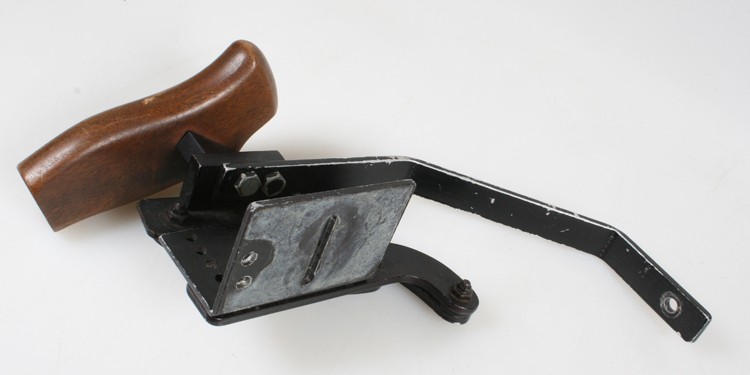 VINTAGE FLASH BRACKET NEEDS SCREW MOUNT FOR CAMERA MOUNTING