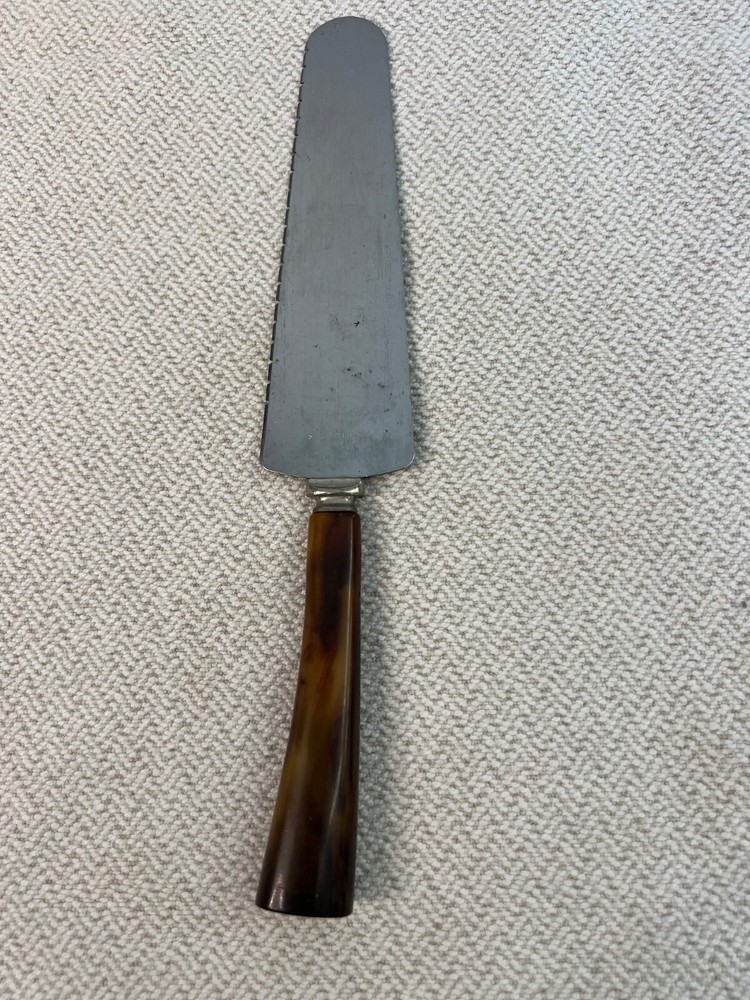 VINTAGE FRONTIER FORGE CAKE CUTTER SERVER W BUTTERSCOTCH BAKELITE HANDLE