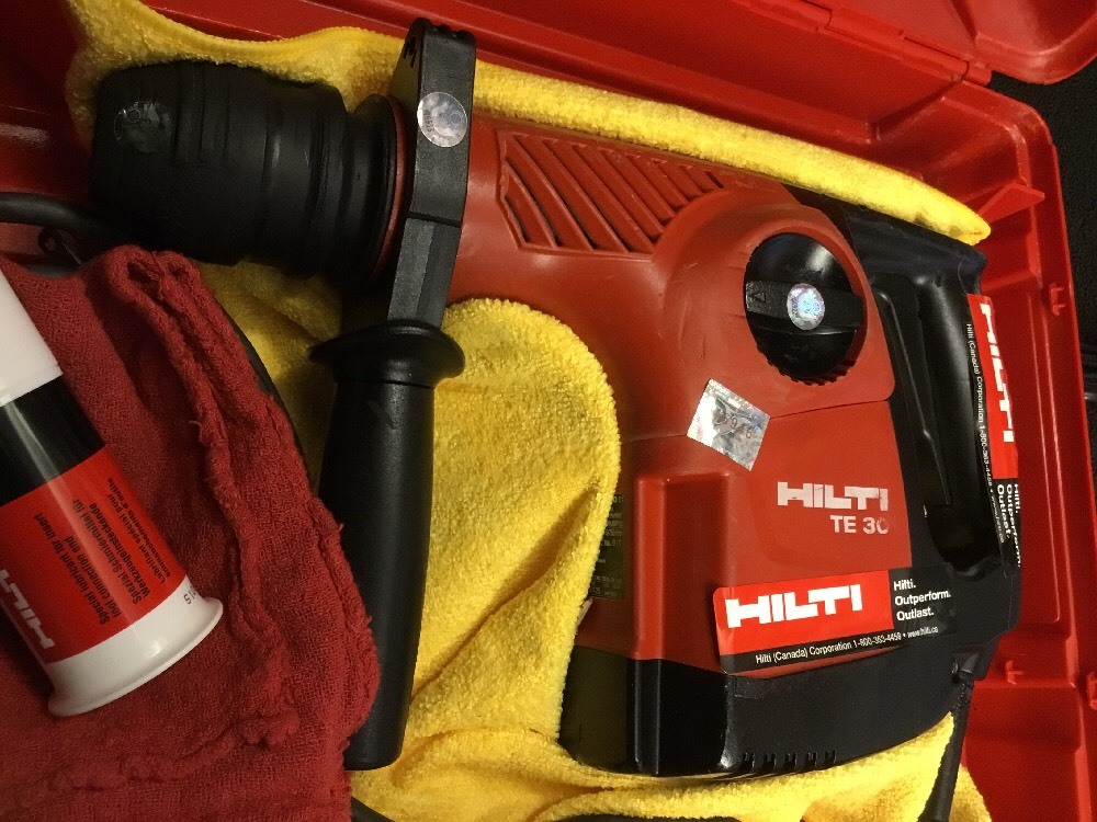 HILTI TE 30, PREOWNED , FREE ANGLE GRINDER, BITS, EXTRAS, FAST SHIP