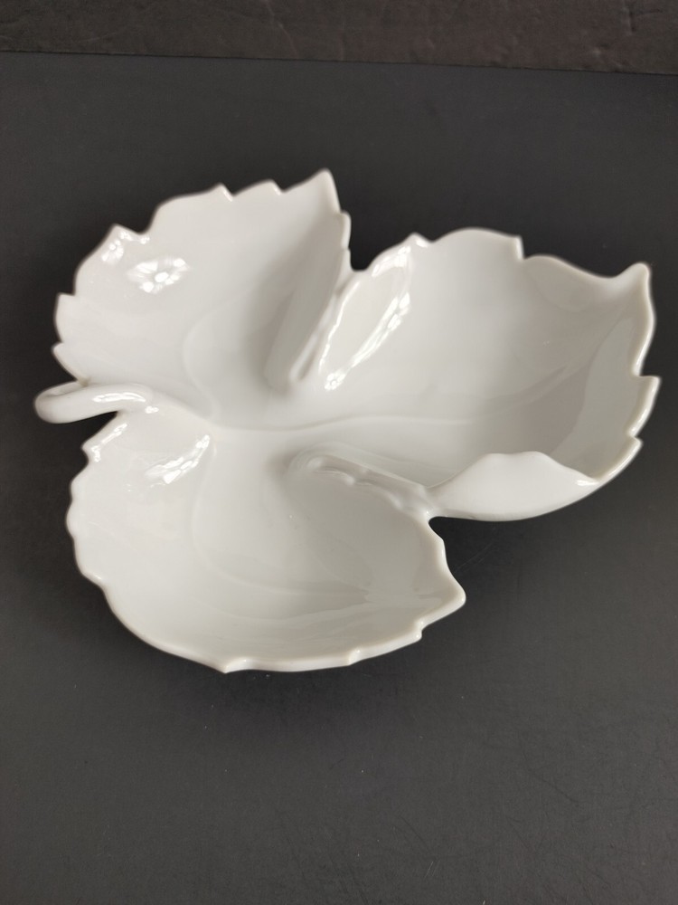 VTG WHITE PORCELAIN MAPLE LEAF SHAPE CANDY DISH TRINKET DISH