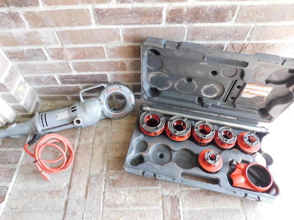 RIDGID 700 PIPE THREADER THREADING MACHINE WITH 6 DIES 1/2" TO 2"  WITH CASE