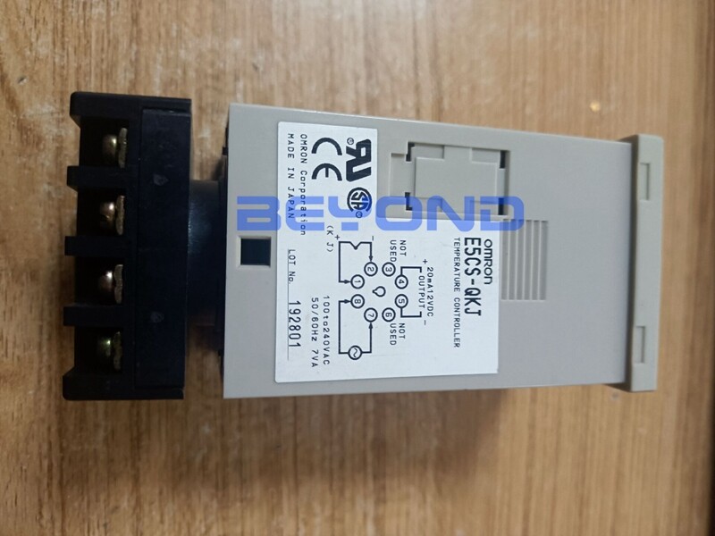 1PC NEW FOR OMRON Temperature controller E5CS-QKJ 100-240VAC