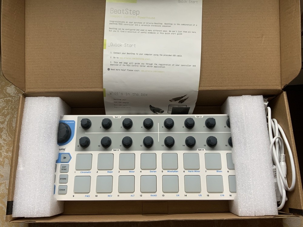 Arturia BeatStep White MIDI Controller & Sequencer w/ USB/midi Cables IOB