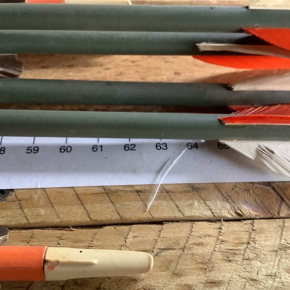 VINTAGE FALCON ARCHERY QUIVER AND ASSORTED ARROWS