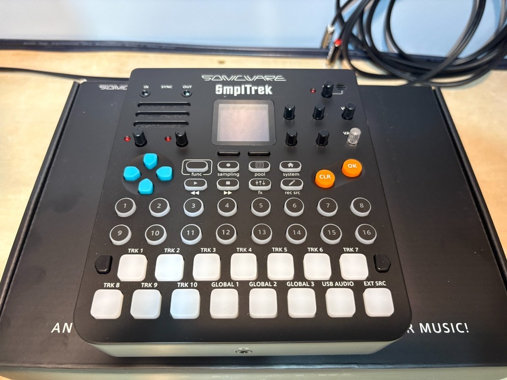 Sonicware SmplTrek Portable Production Sampler & Decksaver