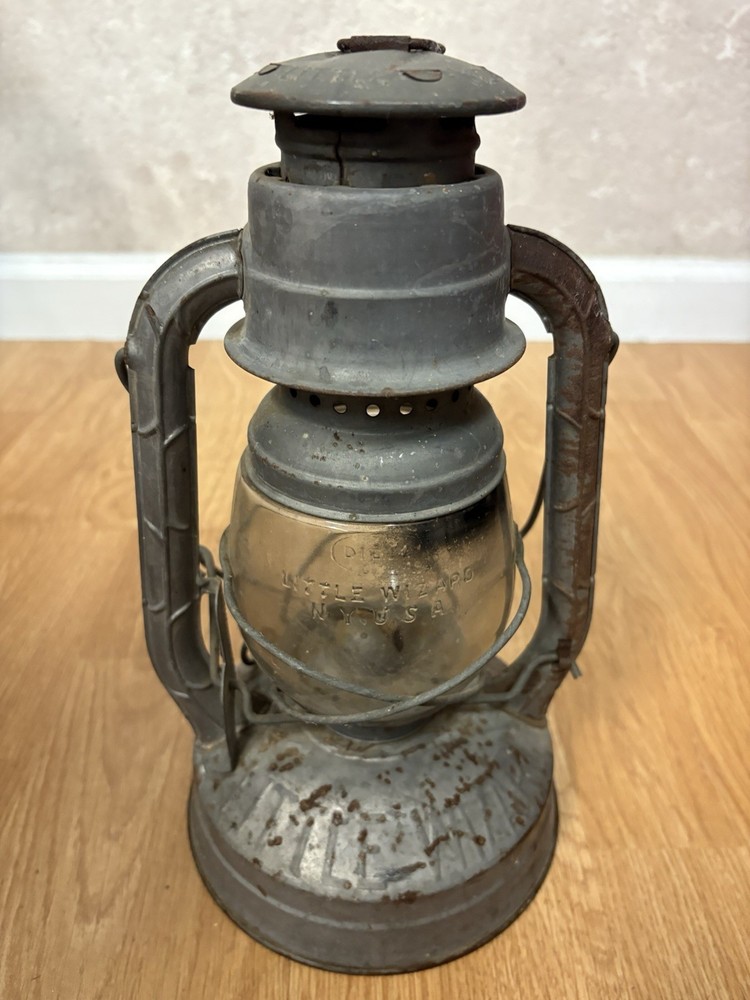 Dietz Little Wizard Lantern (missing cap)