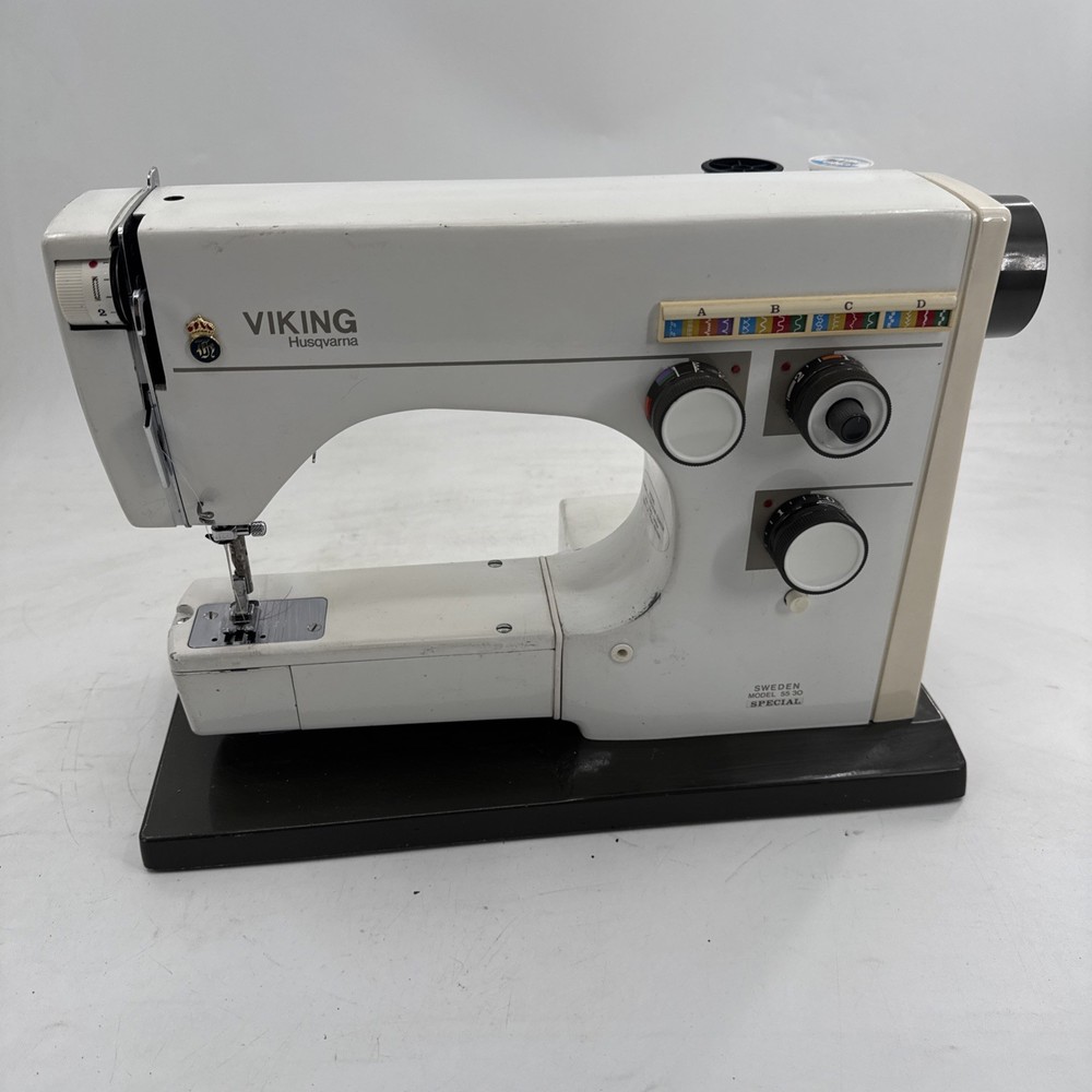HUSQVARNA VIKING 5530 Sewing Machine W/Case