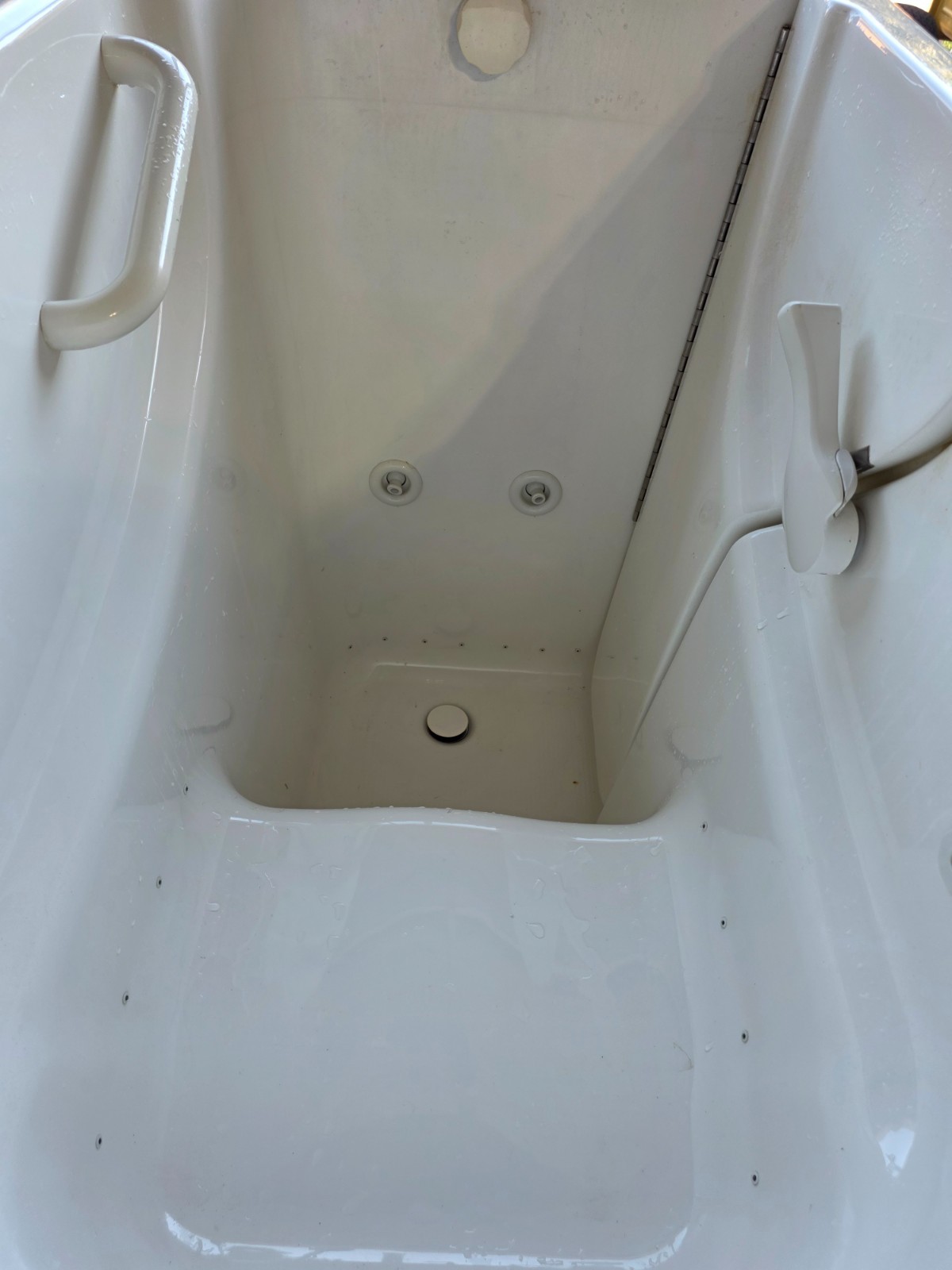 ****BLACK FRIDAY*****American Standard 3052.104.WRW Right Hand-In Whirlpool Tub