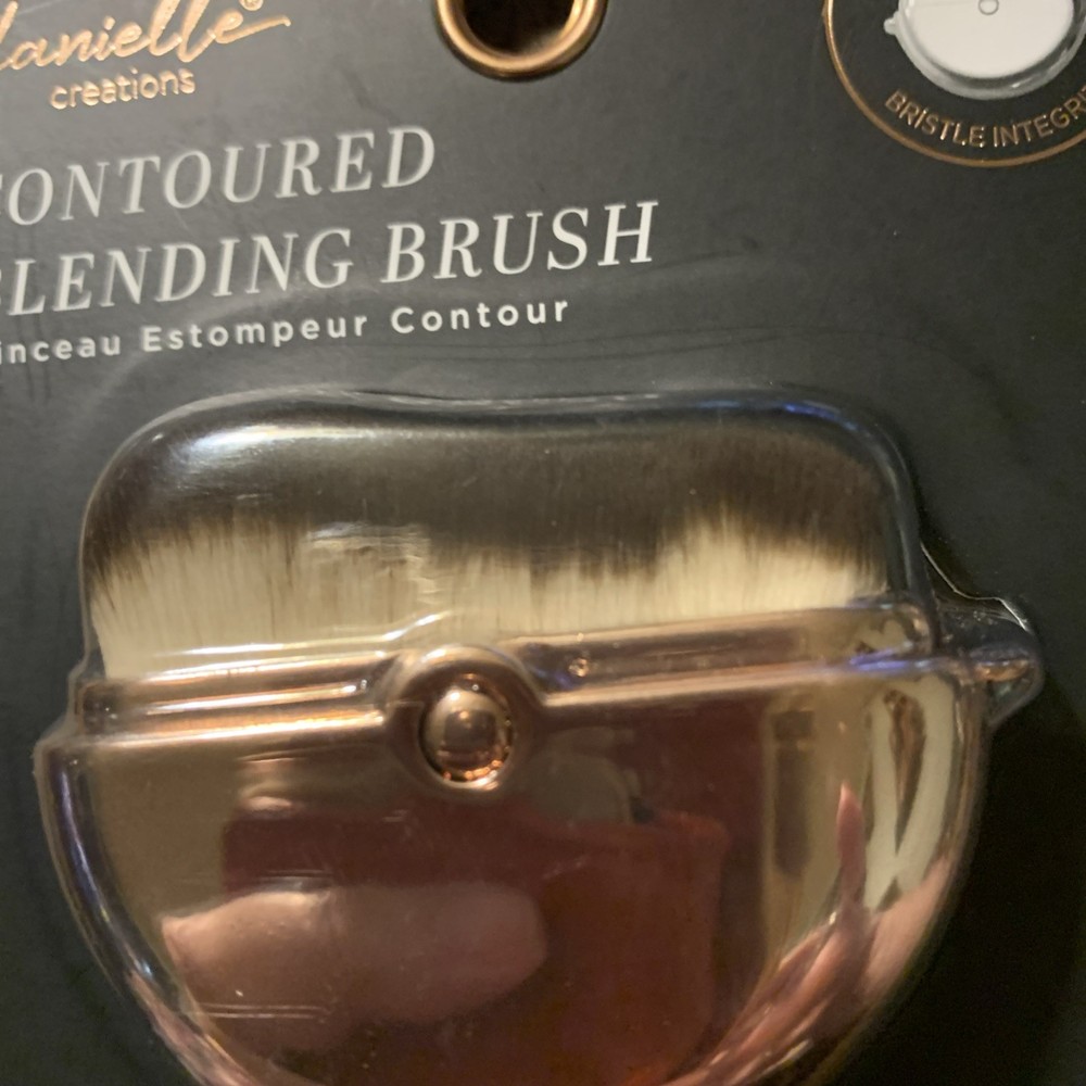 Danielle Contoured Blending Brush Compact And Portable