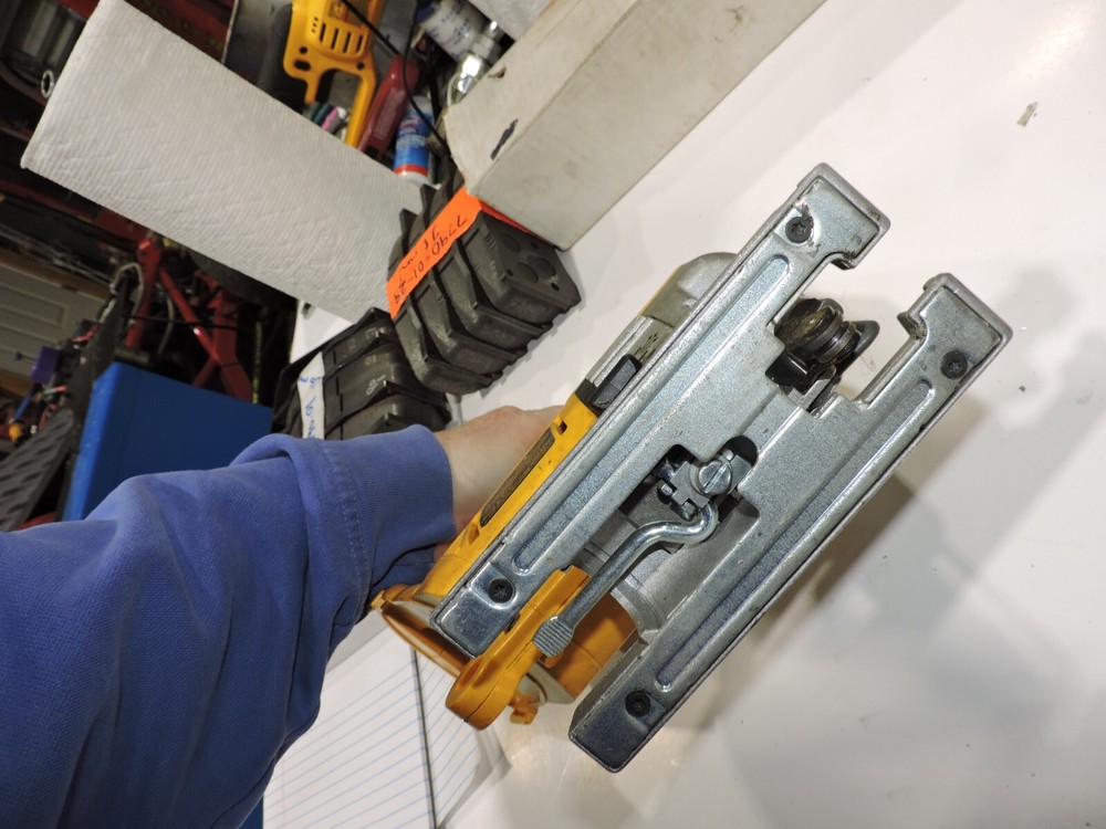 Dewalt 18 Volt jigsaw DW933 variable speed works good