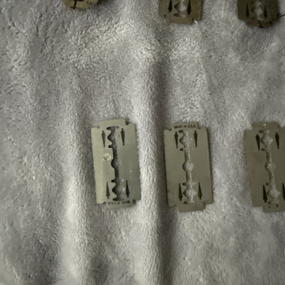 Deluxe Razor Blade Illusion