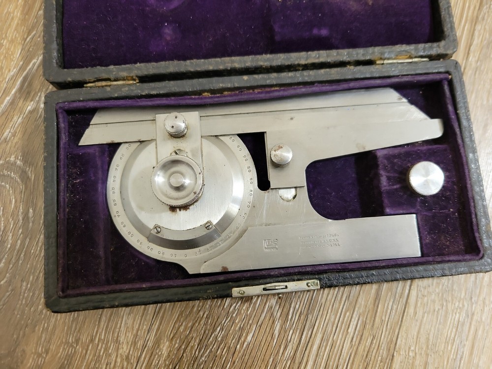 ABROWN & SHARPE UNIVERSAL BEVEL PROTRACTOR (Micrometer Protractor) May 9, 1911
