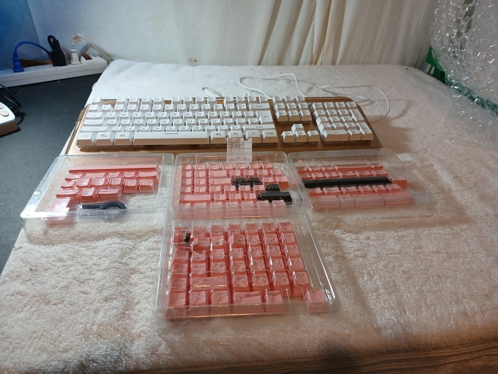Bekizo KeyBoard.With Extra Pink Keys.NOT TESTED