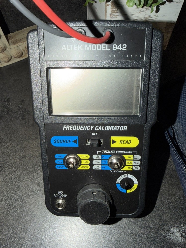 ALTEK MODEL 942 FREQUENCY CALIBRATOR