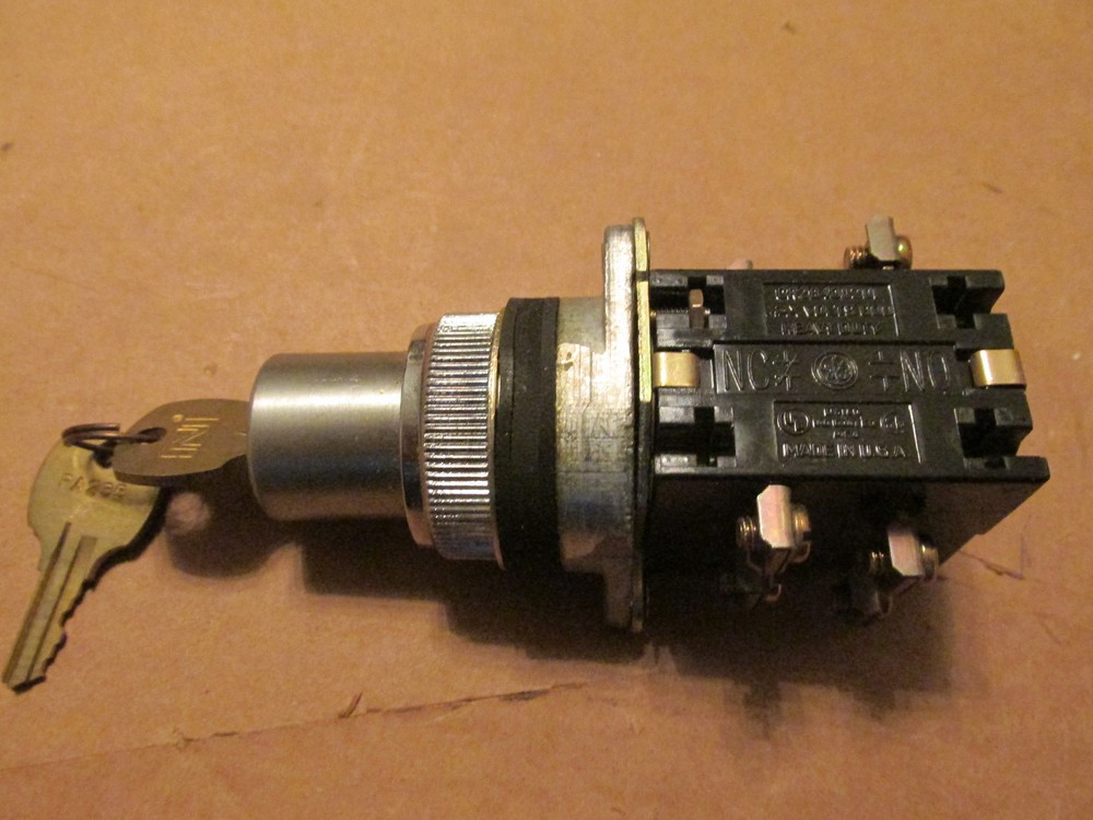 NEW NOS GE CR2940UN203C1 Key Locking Selector Switch 2 Position Oiltight
