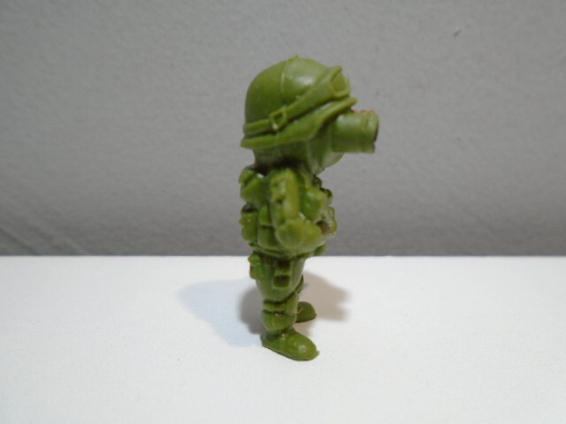 MICRO MINIATURE RUBBER ARMY GUY LOOKING THRU BINOCULARS 1" FIGURE UNBRANDED