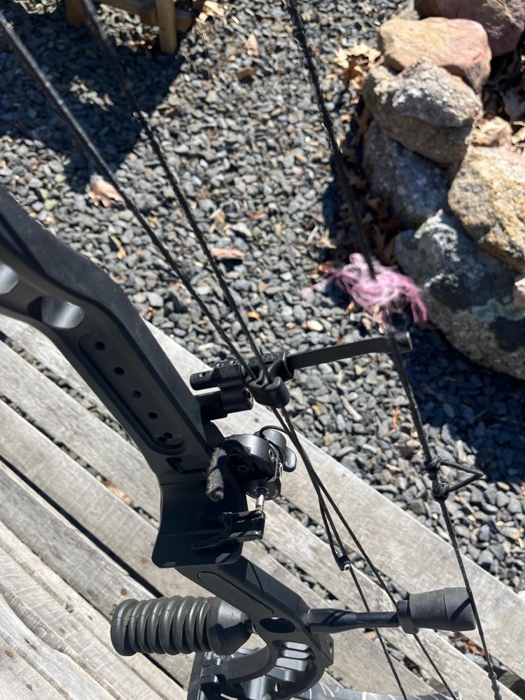 pse full throttle 70lb/29in draw compound bow with extras