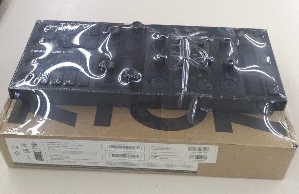NATIVE INSTRUMENTS TRAKTOR X1 N Decks & Effects Controller w/ Box Japan MG01 5.5