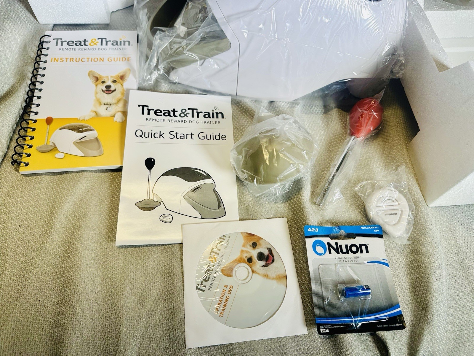 NEW RARE TREAT & TRAIN Remote Treat Dispensing Dog Training System COMPLETE