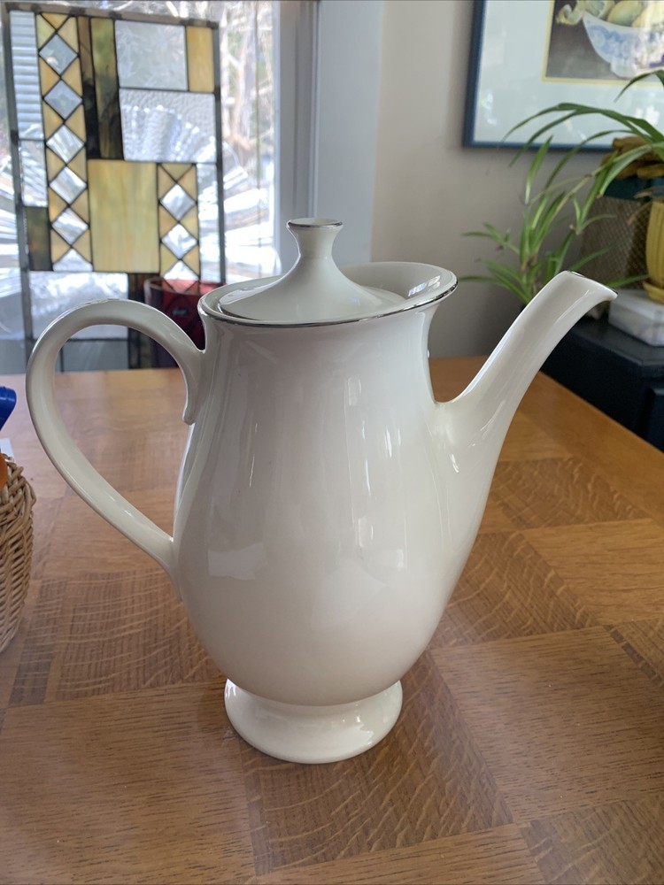 Taylor Smith Taylor - VERSATILE - BACHELOR BUTTON - TEAPOT with LID