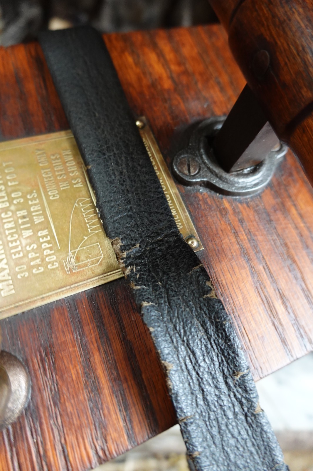 Antique "HERCULES" 30 CAP BLASTING MACHINE Dynamite Detonator Plunger Box