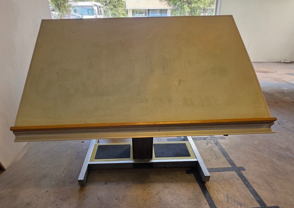 Electric height drafting table