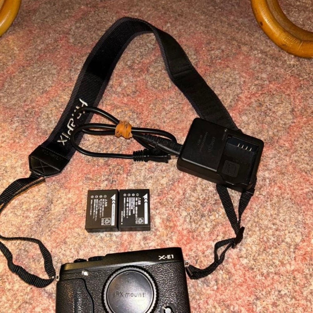 FUJIFILM X-E1 Mirrorless Camera Black